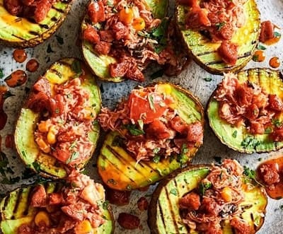 Avocado on the barbecue: a very good recipe sea and mountains. 